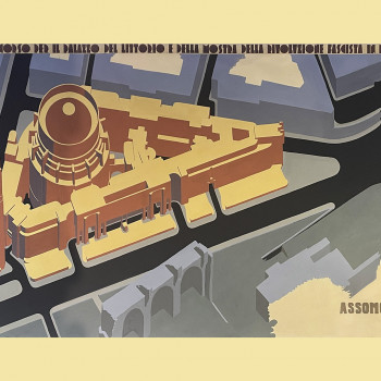 Il grande elaborato progettuale fa parte della documentazione prodotta da Adolfo Coppedé per la partecipazione al concorso per il nuovo Palazzo del Littorio di Roma, da costruirsi su un lotto triangolare tra via Cavour e via dei Fori Imperiali, mai realizzato. Il bando prevedeva una complessa articolazione degli ambienti e dava disposizioni molto specifiche, esigenze che l’architetto cerca di soddisfare pur permettendosi alcune libertà, come l’aggiunta della torre littoria sul lato meridionale. Al centro dell’edificio inserisce il grandioso salone della mostra della Rivoluzione fascista, con una capienza di 9 mila persone in piedi e un sacrario sottostante, mentre negli ambienti circostanti distribuisce i vari uffici, a partire da quello centrale del Duce, e tre grandi saloni per le adunanze. Per la scelta dei materiali prevede il porfido per la torre, il travertino in facciata e “una profusione di marmi di vario tipo e colore” per gli interni. È in questa occasione che Coppedé sembra accostarsi per la prima volta all’architettura moderna, che soltanto l’anno prima aveva aspramente criticato, definendola “stile liscio” e troppo incline all’influenza straniera.